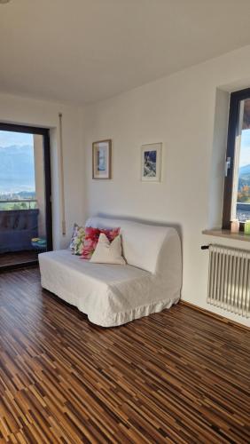 ein Schlafzimmer mit einem weißen Bett in einem Zimmer in der Unterkunft Ferienwohnung Sophia in Innsbruck