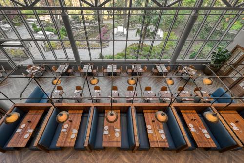 an overhead view of a restaurant with a glass ceiling at Crowne Plaza Atlanta Perimeter at Ravinia by IHG in Atlanta