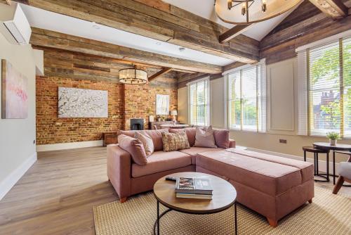 uma sala de estar com um sofá e uma mesa em Oak & Poppy em Londres