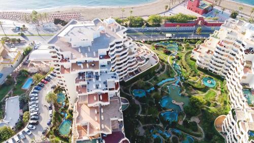 una vista aérea de un complejo con un parque acuático en BenalBeach Residential en Benalmádena