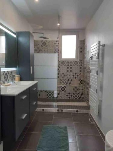 une salle de bain avec une douche, un lavabo et une baignoire dans l'établissement Appartement avec climatisation proche du centre, à Morières-lès-Avignon