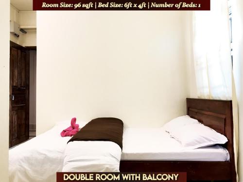Una cama o camas en una habitación de Gracious Lodge