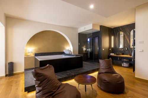 uma ampla sala de estar com uma banheira e uma mesa em Relais Masseria Caselli em Carovigno