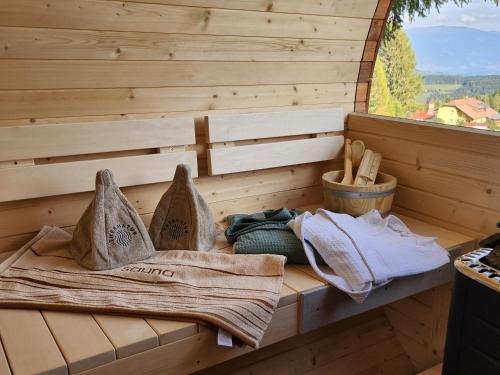 una sauna con asciugamani seduti su uno scaffale con finestra di Urige Waldbienenhütte a Diex