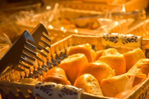 a basket full of pastries with a spatula in it at Hotel Ilhas da Grécia in Guarujá