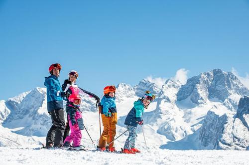 een groep mensen die bovenop een berg staan bij Pension Haus Rohrmoser in Annaberg im Lammertal