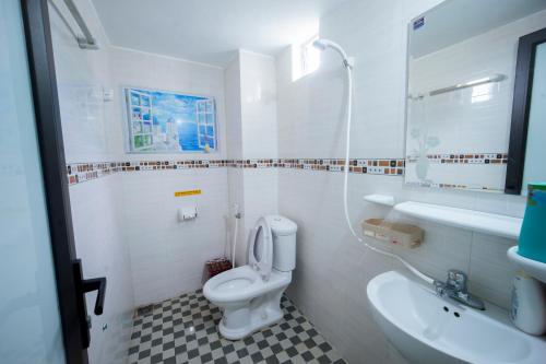 Un baño de Family Transit 2 Hotel