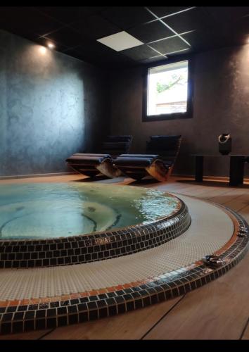 Cette chambre comprend : dans l'établissement Bungalow 2/4 personnes dans résidence Hôtelière, à Meyzieu