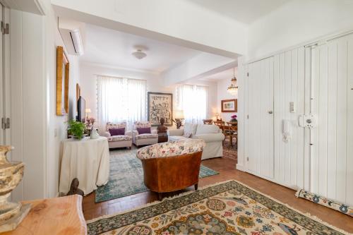 uma sala de estar com um sofá e uma mesa em Casa da Avó Bia em Estremoz