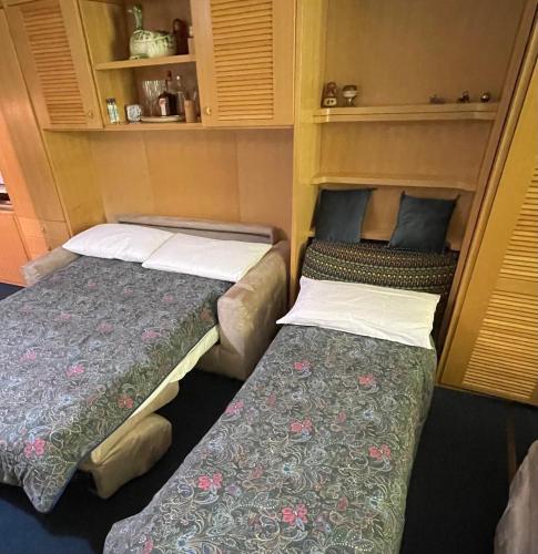 two beds in a small room withermott at Appartamento Val di Luce in Abetone