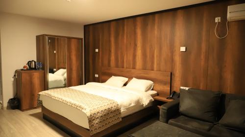 Ένα ή περισσότερα κρεβάτια σε δωμάτιο στο Aventus Hotel