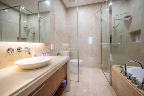 ein Bad mit einem Waschbecken und einer Dusche in der Unterkunft EASTERN ORIENTAL STRAIT QUAY MARINA LUXURY SUITE in Tanjong Tokong