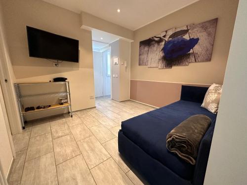 1 dormitorio con 1 cama y TV de pantalla plana en A Due Passi - Sanremo Apartments, en San Remo