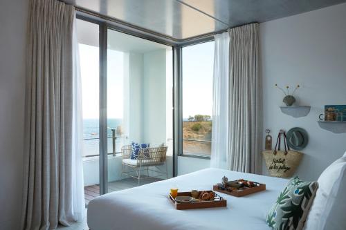 - une chambre avec un lit et une vue sur l'océan dans l'établissement Hôtel de La Plage, à Biarritz