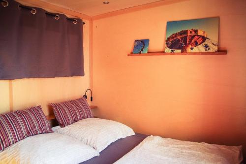 Ένα ή περισσότερα κρεβάτια σε δωμάτιο στο Tinyhouse Zirkuswagen- Kotten Kunterbunt