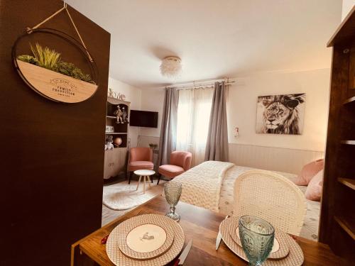 une chambre avec un lit et une table avec des chaises dans l'établissement MamZelle Toutapié, studio quartier historique de Vannes proche Gare, à Vannes