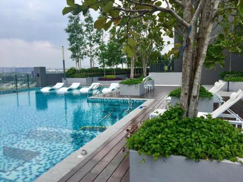 una piscina en la parte superior de un edificio en Aldridge Residence Executive Suite 2B@Shah Alam en Shah Alam