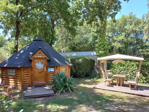 Cabaña pequeña con mesa y cenador en Team Holiday - Camping de l'Etang du Pays Blanc, en Guérande