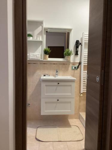 uma casa de banho com um lavatório e um espelho em Irene Home em Siracusa