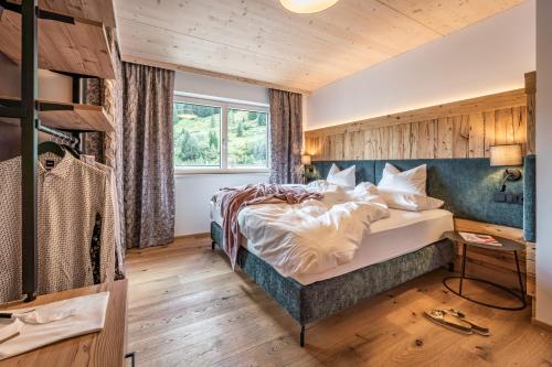 een slaapkamer met een groot bed in een kamer bij Schönblick Appartements in Tux