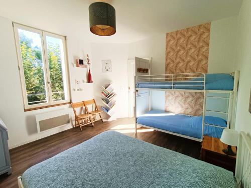 a bedroom with a bunk bed and a desk at Magnifique duplex 3 chambres proche centre-ville et gare Chemin du Barrage in Châlons-en-Champagne