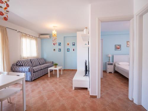 een woonkamer met een bank en een bed bij Sogno Greco in Elafonisos