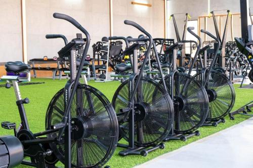a row of bikes parked in a gym at ALJAWHARA ALZARQAA FOR SERVISED APARTMENTS Est in Rabigh