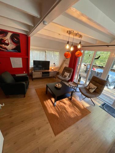 an overhead view of a living room with red walls at Chalet la Catrina - Bungalow 41, Sunclass Durbuy in Durbuy