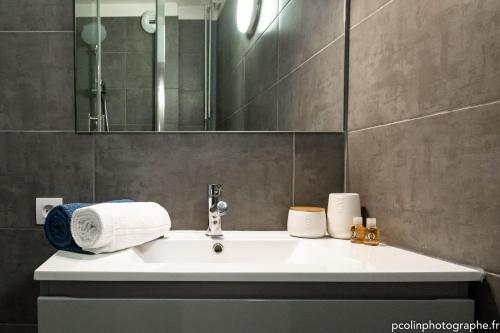 Reve bleu في مونتوبان: حمام مع حوض أبيض ومرآة