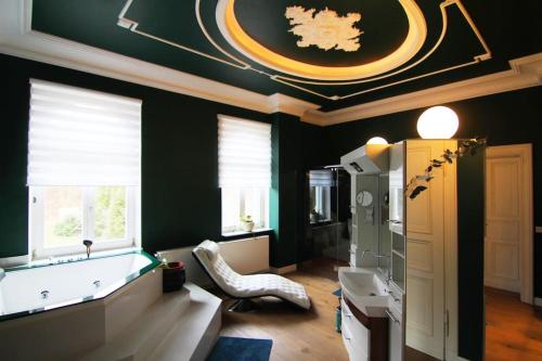 y baño con bañera, lavabo y espejo. en Luxus Villa EMG Dortmund nah Düsseldorf, Köln, Essen, en Ennepetal
