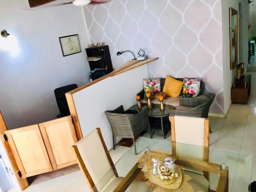 uma sala de estar com mesa e cadeiras em Casa 39-37 em Cartagena das Índias
