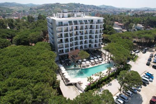 Bazén v ubytování Fllad Resort & SPA Durres nebo v jeho okolí