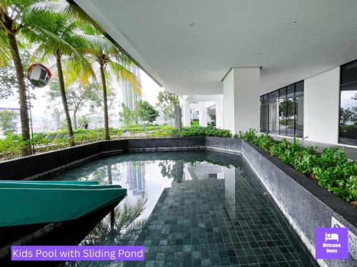 Continew Residences TRX Lux Pool View في كوالالمبور: حمام سباحة مع حوض في المنزل