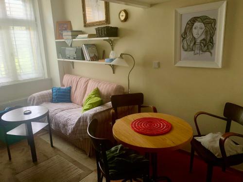 uma sala de estar com um sofá e uma mesa em Apartmán Ladronka em Praga