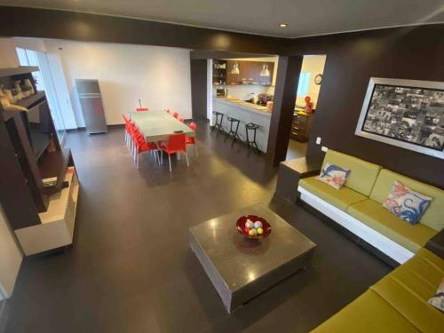 sala de estar con sofá y comedor en Casa de Playa en Condominio Albatros - Bujama, en Mala