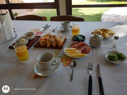 una mesa con comida para el desayuno y bebidas en ella en Departamento para relax y descanso en Luján de Cuyo