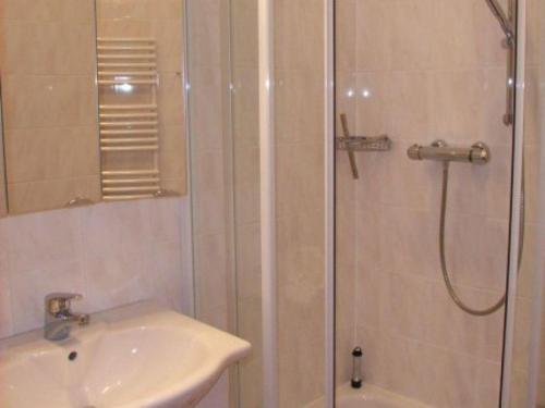 ein Bad mit einer Dusche und einem Waschbecken in der Unterkunft Haus Norderhoog Wohnung 56 in Westerland