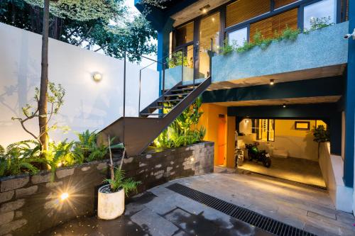 una escalera que conduce a una casa con plantas en Arista 2, en Ho Chi Minh