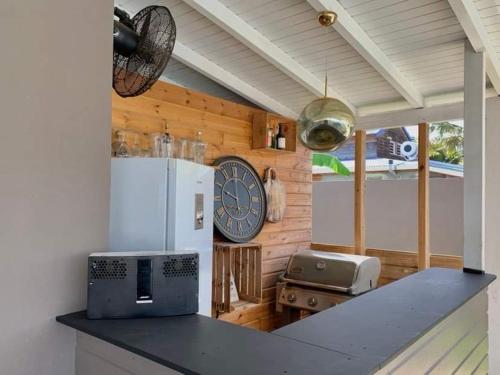 cocina con encimera con reloj en la pared en villa CACTUS, en Saint-François