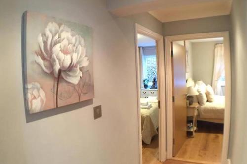 ロンドンにあるThree Bedroom Apartment by Beautiful Parkの壁に大きな花の絵が描かれた部屋