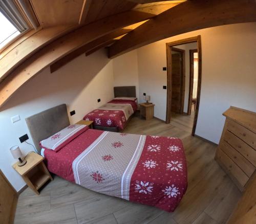 two beds in a room with an attic at Casa Betty in Bormio