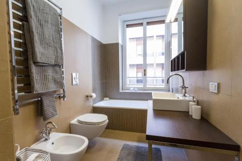 ein Badezimmer mit einem Waschbecken, einem WC und einer Badewanne in der Unterkunft Easylife - Annydi Art Home in Duomo in Mailand