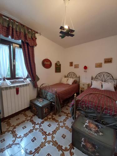 1 Schlafzimmer mit 2 Betten und einem Fenster in der Unterkunft Casa vacanze Daniela in Villetta Barrea