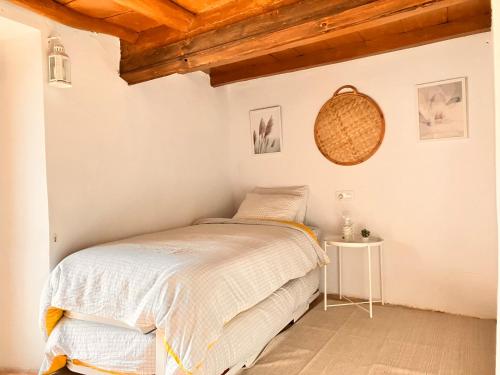 Ένα ή περισσότερα κρεβάτια σε δωμάτιο στο MaderaVieja - Piscina & Jacuzzi