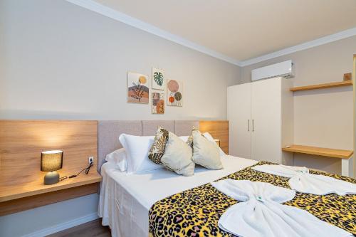 een hotelkamer met 2 bedden en een raam bij Dom Luis - Stay House Temporada in Canela