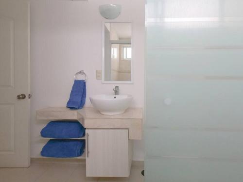 a bathroom with a sink and a mirror at San Felipe Apartament in Uruapan del Progreso