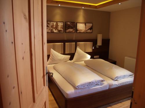 イシュグルにあるAppartement Lobaのベッドルーム1室(白い枕2つ付きのベッド1台付)