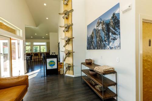 sala de estar con sofá y mesa en Alaska Glacier Lodge en Palmer