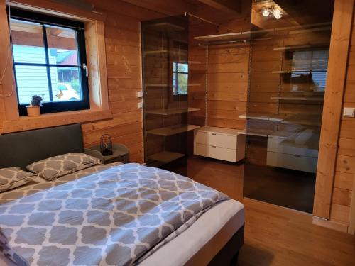 Un pat sau paturi într-o cameră la Blockhaus im Süden Deutschlands