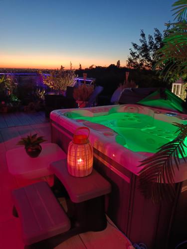 Πισίνα στο ή κοντά στο Spa de la Lune - Private love room suite with terrace and view - Air Conditioned- Double jacuzzi - Sauna - King size bed - Free WIFI - Free parking - Free breakfast - Close to CDG airport and to the North of Paris